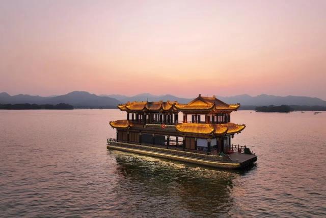 West-Lake-Boat-Cruise